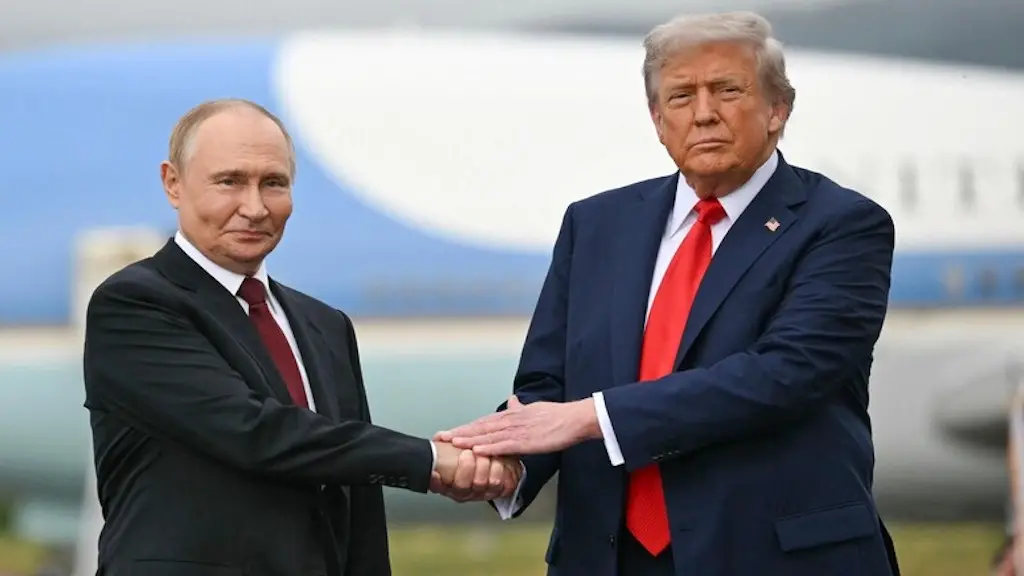 Donald Trump e Vladimir Putin conversaram por uma hora sobre o fim da guerra na Ucrânia, avaliando positivamente a miss…
