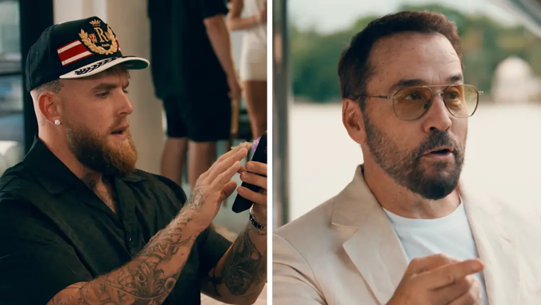 Jeremy Piven e Adrian Grenier voltaram para um comercial da Betr, interpretando Ari Gold e Vincent Chase. Isso mostra q…
