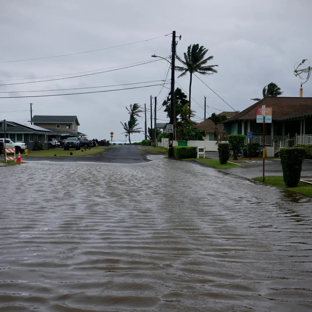 Kauai sentiu o impacto do Furacão Lowell com chuva e ventos fortes, mantendo o risco de inundações e deslizamentos. O p…
