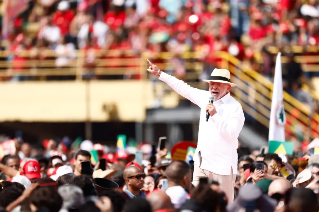 Quaest mostrou Flávio Bolsonaro com 42% das intenções de voto contra 40% de Lula, um sinal de alerta para os aliados. A…