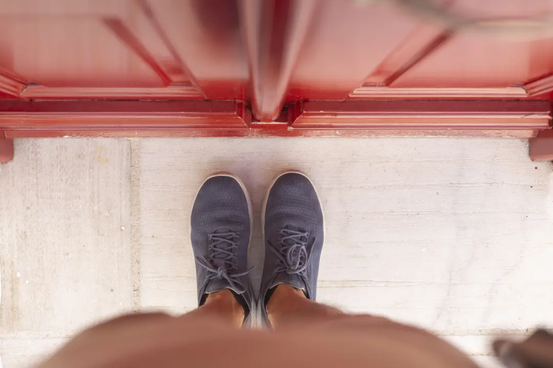 O estudo de 2008 mostrou que sapatos usados por três meses carregavam entre 3.600 e 8 milhões de unidades de bactérias.…