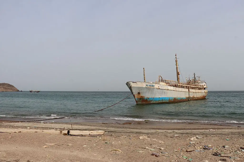 Preços de petróleo acima de 100 dólares o barril por causa dos ataques no Mar Vermelho. A escalada de ataques ameaça um…