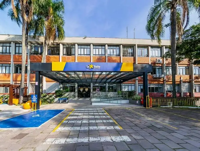 Colégio La Salle Santo Antônio em Porto Alegre arrecada fantasias para o projeto Arco-íris de Sorrisos. O projeto leva …