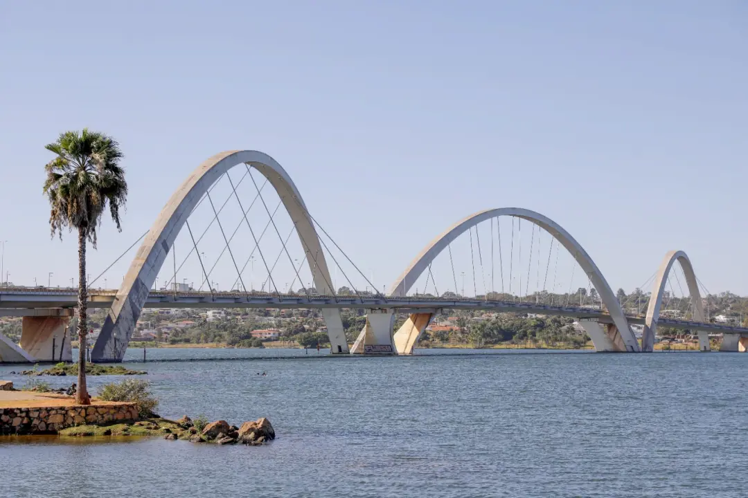 12 de setembro de 1959, as comportas da Barragem do Paranoá foram fechadas, dando início ao lago em Brasília. Aquele di…