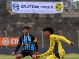 Time do PR cobra dívida do Grêmio, com faixa em jogo da base. A cobrança direta por calote mostra a importância do cump…