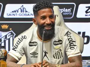 Rodinei alega que o Olympiacos não quis liberá-lo para o Santos. Isso mostra como o mercado de futebol tem interesses c…
