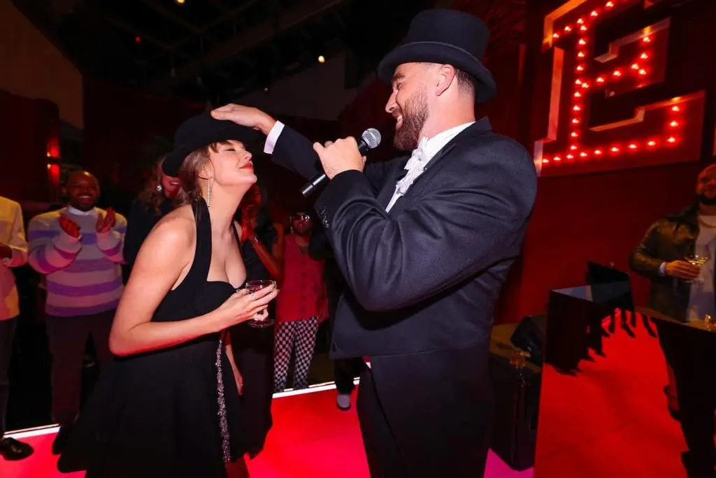 Travis Kelce vestiu um chapéu branco e um traje completo na festa de Taylor Swift em MSG. Ele disse que o casamento foi…