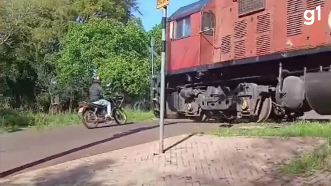 Ijuí, no RS, teve um motociclista de 32 anos ferido depois de colidir com um trem na Avenida São Luiz. Ele não tinha a …