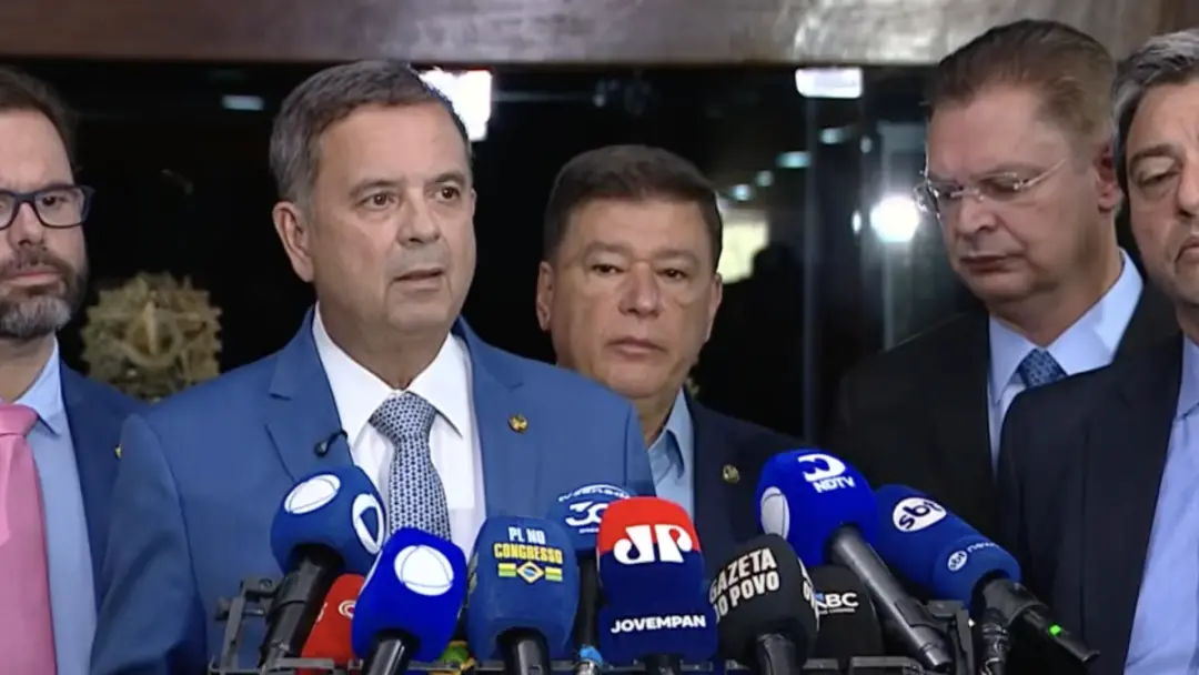 Senadores da oposição pressionam Alcolumbre para pautar o impeachment de Moraes, citando 61 assinaturas. O regimento at…