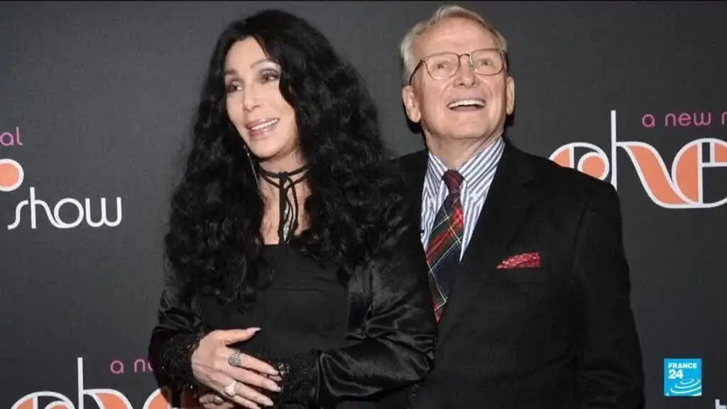 Bob Mackie, designer de Hollywood conhecido pelos figurinos de Cher e Elton John, faleceu aos 87 anos. É interessante v…