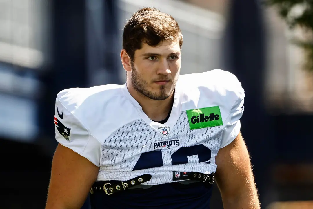 Bills contratou Brock Lampe, um jogador sem contrato, para o time de treino. Isso mostra que a equipe tá olhando para r…