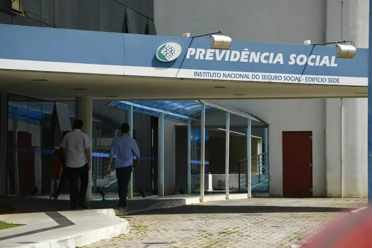Projeto de Lei 2574/26 propõe gratuidade em ligações para centrais do INSS e do Ministério do Trabalho. Isso garante ma…