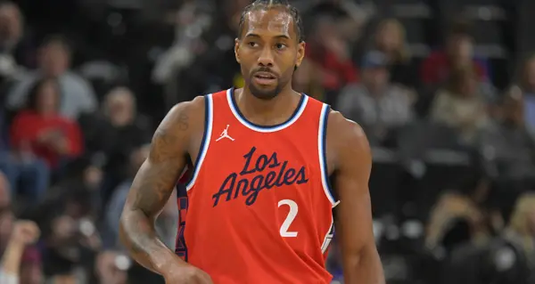 Kawhi Leonard renunciou ao bônus de troca de 7,45 milhões de dólares para finalizar a ida para o Toronto Raptors. É uma…