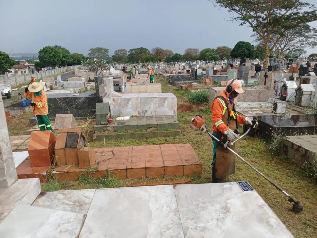 Cemitério Parque recebeu uma operação de limpeza com 30 trabalhadores, incluindo roçagem e retirada de mato alto. É um …