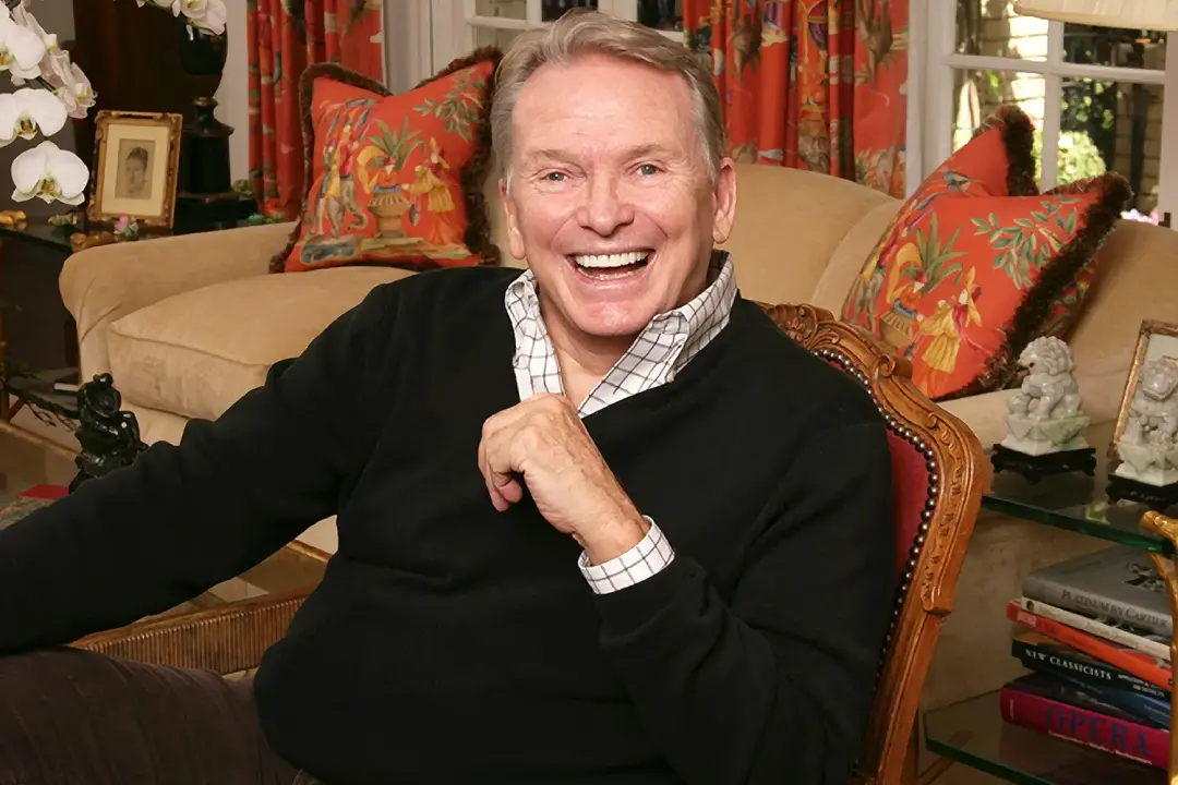 Bob Mackie, estilista lendário, faleceu em Palm Springs, Califórnia, aos 87 anos. Uma vida inteira vestindo ícones como…