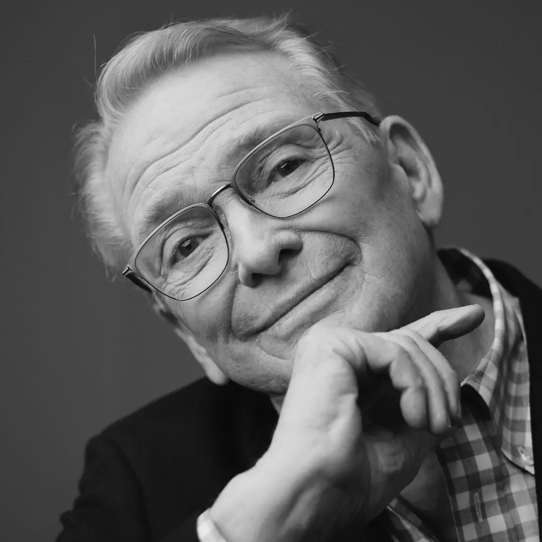 Bob Mackie, designer famoso, criava figurinos brilhantes para Cher, Diana Ross e Tina Turner. É impressionante ver como…