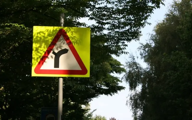 Placas com borda amarela servem para alertar o motorista a redobrar a atenção em locais de risco, como em trechos com d…
