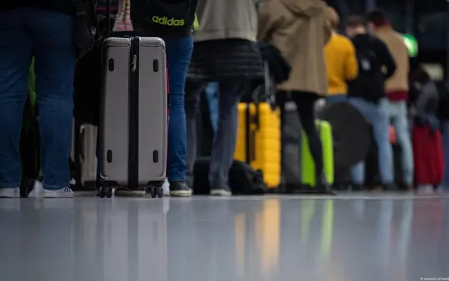 Nove países europeus, incluindo França e Alemanha, pediram mais tempo à Comissão Europeia para rodar o sistema migratór…