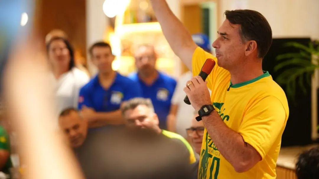Flávio Bolsonaro disse em Belém que torce pelo afastamento de Alexandre de Moraes do STF. Ele argumenta que um afastame…