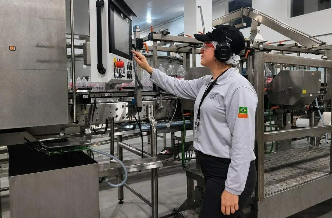 Porto Alegre, a colaboradora Débora Scheeren foi de Operadora de Empilhadeira para Técnica de Processos Pleno depois de…