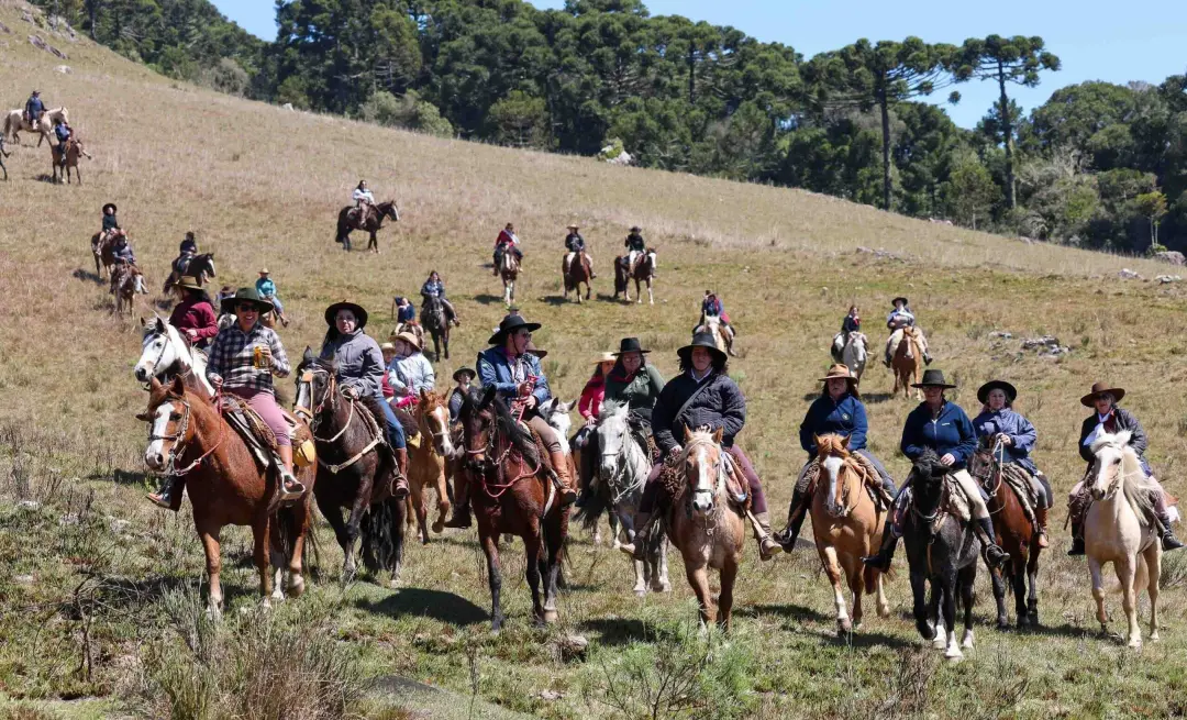 Cavalgada de Prendas reúne 600 mulheres em Cambará do Sul no dia 19 de setembro. Ver tradições como essa se mantendo vi…