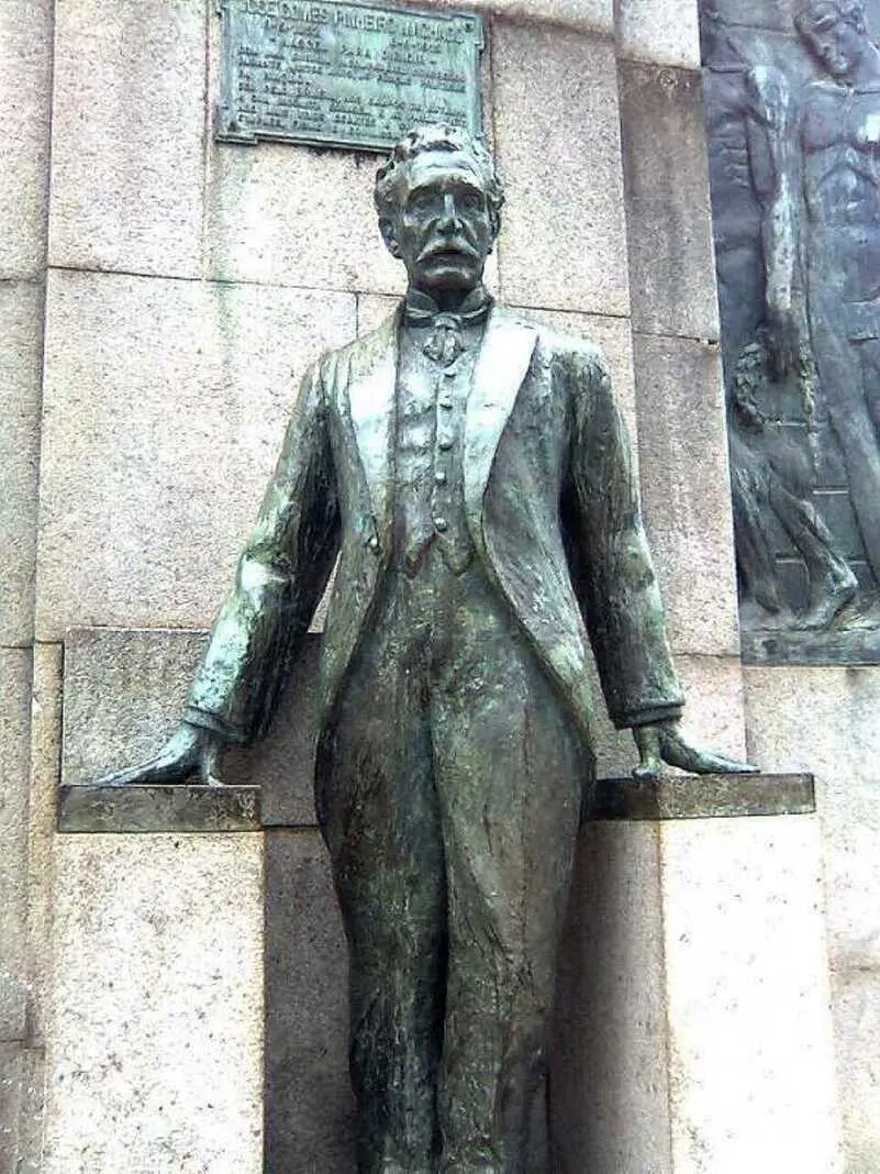 Praça Nossa Senhora da Paz, Ipanema, perdeu a estátua de Pinheiro Machado, que foi furtada após ataque de vândalos em a…