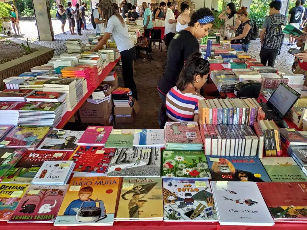 Feira do Livro da UFF tem descontos de até 50% e presidente da Biblioteca Nacional na abertura, de 14 a 17 em Niterói. …