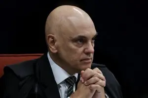 Plenário do STF terá celulares lacrados e desligados para o julgamento de Alexandre de Moraes. Essa medida de segurança…