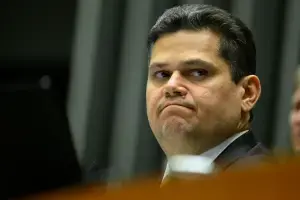 Oposição cobra inércia de Alcolumbre diante da crise do STF, com senadores pedindo mudança no regimento do Senado. O Se…
