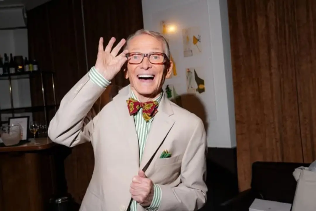 Bob Mackie, figurinista que vestiu Cher e Marilyn Monroe, faleceu aos 87 anos. Ele não só desenhava roupa, desenhava mo…