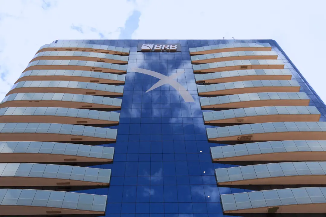 Cinco funcionários do BRB, incluindo ex-diretores, foram afastados cautelarmente pelas apurações do caso Master. É preo…
