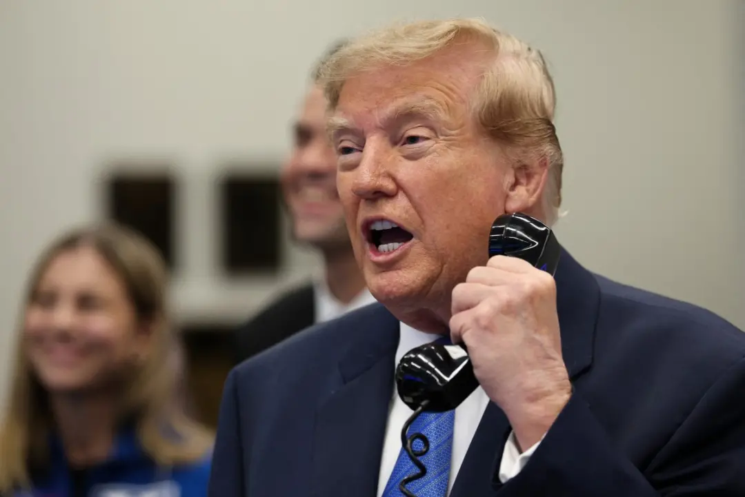 Donald Trump reafirmou a promessa de pagar 5 mil dólares a cada adulto se vencer a eleição. Essa proposta foca no voto …
