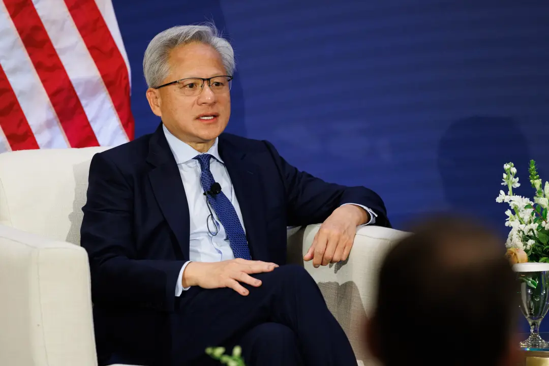 Los Angeles, no All-In Summit, Trump ligou para Jensen Huang e chamou de farsa os riscos da IA. A ideia de frear a tecn…