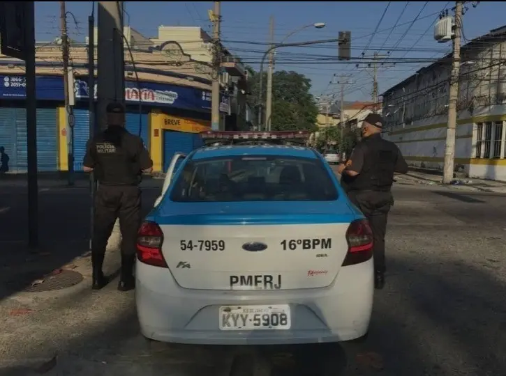 Quatro homens foram presos em Higienópolis, Zona Norte do Rio, por tentativa de roubo a residência. O grupo foi pego se…