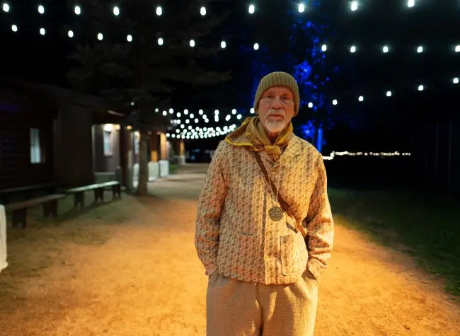 John Malkovich, aos 72 anos, gostou de canalizar a fúria sem medo do espião da CIA no filme Wild Horse Nine. Essa entre…