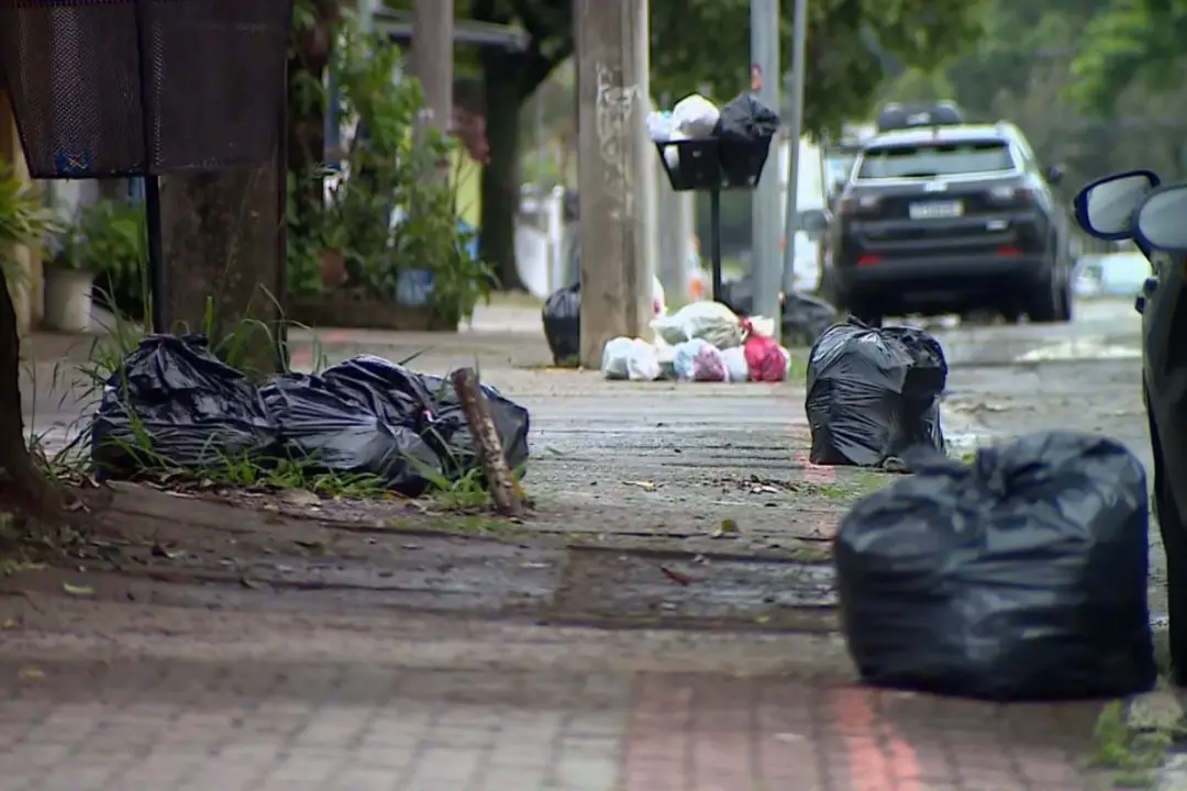 Lixo acumulado em São José dos Campos após a paralisação de parte dos funcionários da coleta de resíduos orgânicos. Tri…