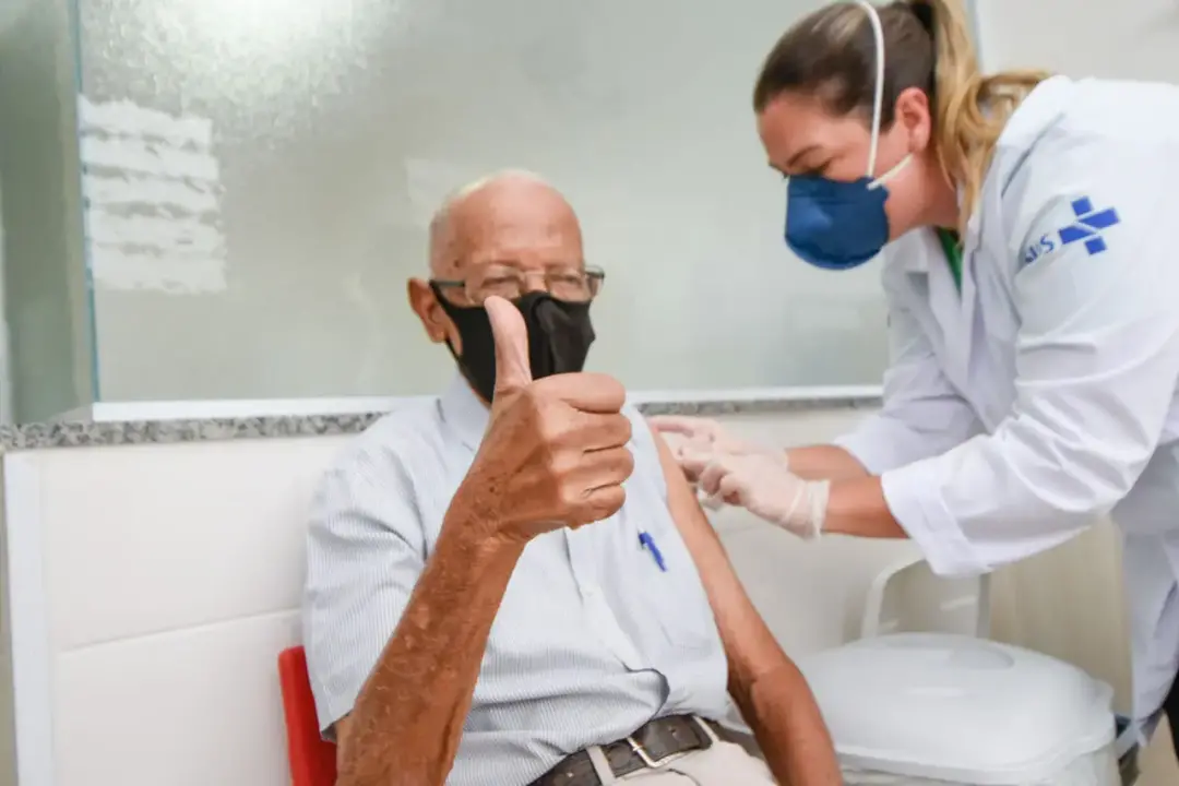 Idosos com 85 anos ou mais podem receber a vacina Pneumo 20 no SUS. A proteção contra infecções sérias aumenta muito ne…