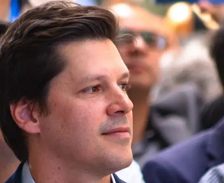 Daniel Vilela deve falar de avanços na educação e tecnologia em novo material de campanha. Investimento em escolas do f…