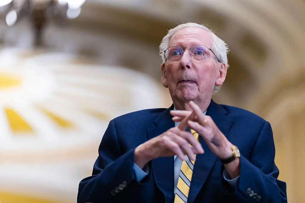Mitch McConnell voltando a votar no Senado, marcando o fim de uma ausência de meses após hospitalização em junho. A rec…