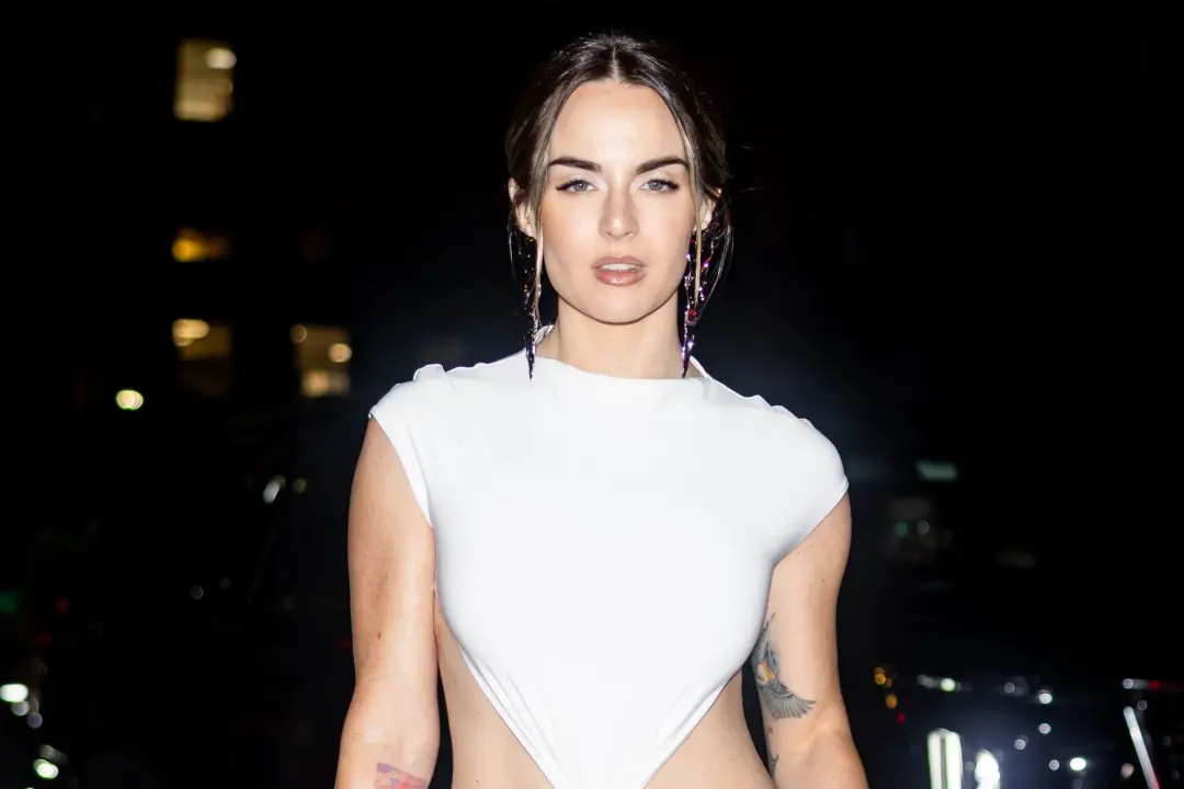 Joanna Levesque, pop star dos anos 2000, apareceu em Nova York Fashion Week exibindo barriga definida e tatuagens. É in…
