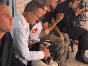 Chefe de designers de moda dos EUA imobilizou manifestantes em um desfile. Isso é uma demonstração de poder que silenci…