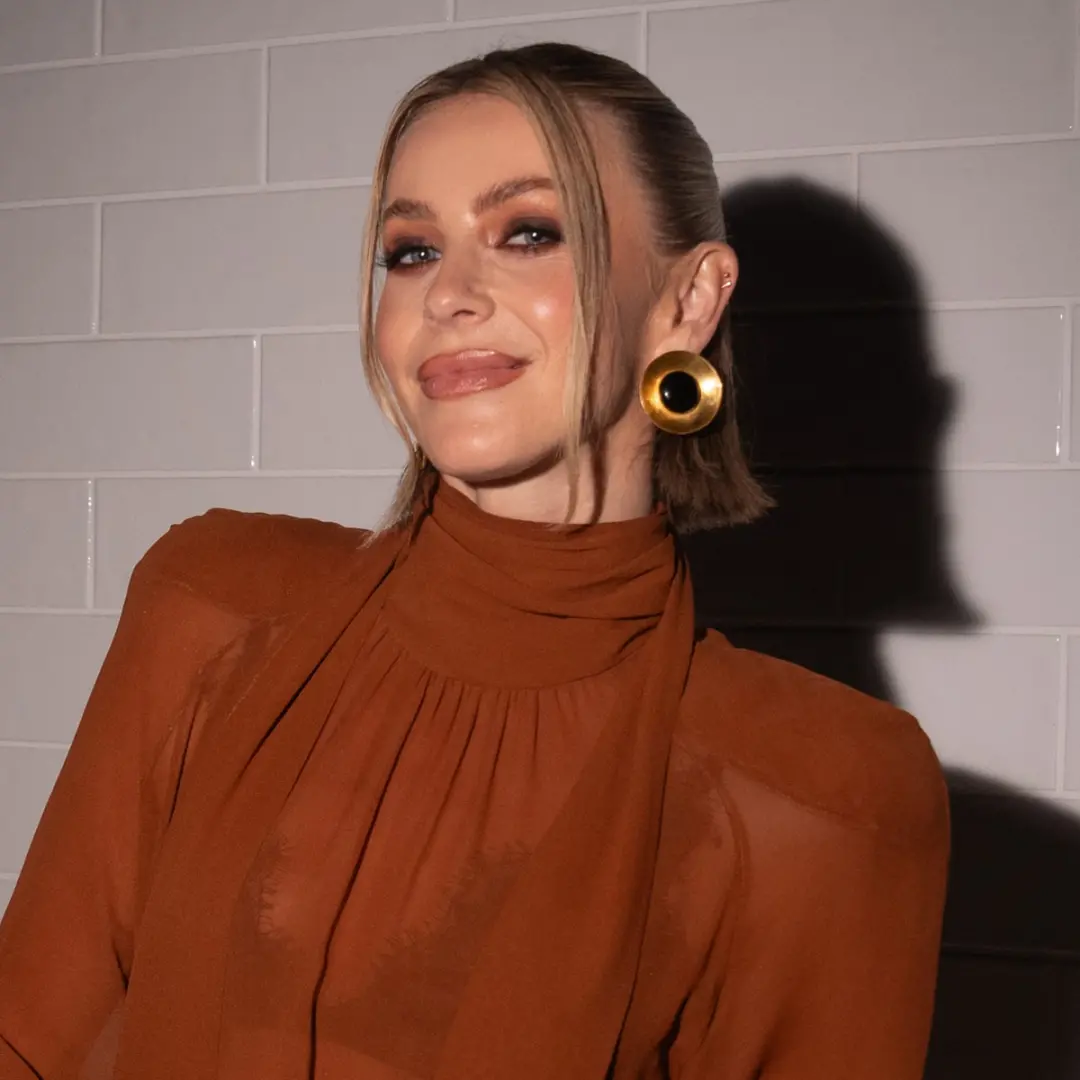 Julianne Hough comentou sobre a vida amorosa no tapete vermelho dos Emmys 2026, dizendo que talvez não esteja solteira.…