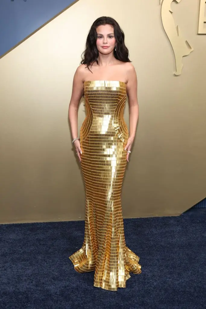 Selena Gomez usou um vestido tomara que caia totalmente bordado no tapete vermelho do Emmy 2026. Acho que o visual bem …