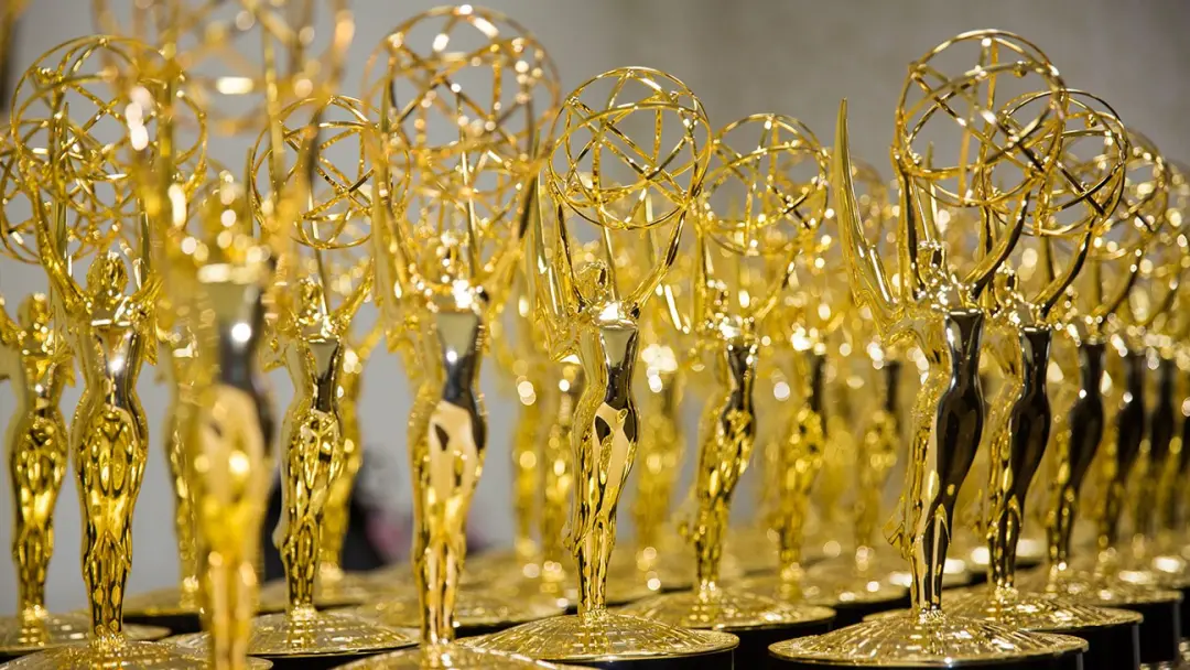 Em Los Angeles, na segunda à noite, vão entregar os Emmy Awards em uma cerimônia ao vivo pela NBC. A premiação sempre é…