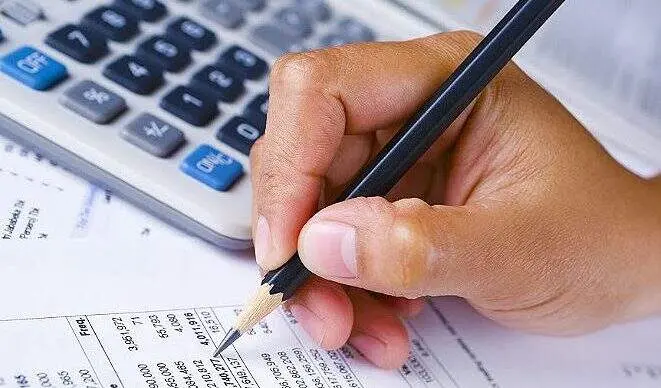 Mediana do Focus apontou queda da inflacao projetada para 4,90% em 2026, ficando acima da meta de 4,50% do BC. Esse mov…
