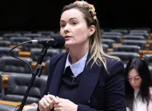 Júlia Zanatta acionou a Justiça contra a política de equidade de gênero da UFSC. A deputada pede suspensão das regras, …