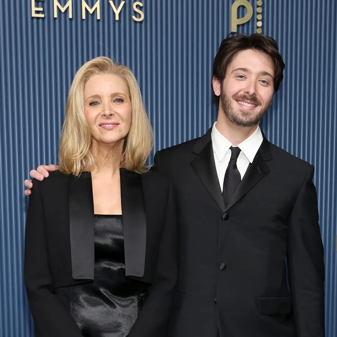 Lisa Kudrow voltou aos Emmy Awards no Peacock Theater depois de sete anos. A aparição dela com o filho Julian Stern mos…