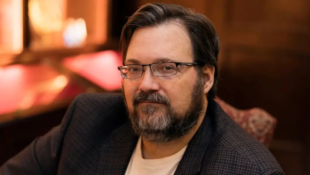 Brandon Sanderson indicou 7 livros de ficção científica que ele gostou. O autor, conhecido pelos épicos, também tem sér…