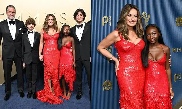 Mariska Hargitay trouxe a família inteira para o tapete vermelho dos Emmys de 2026. Achado interessante que o glamour d…