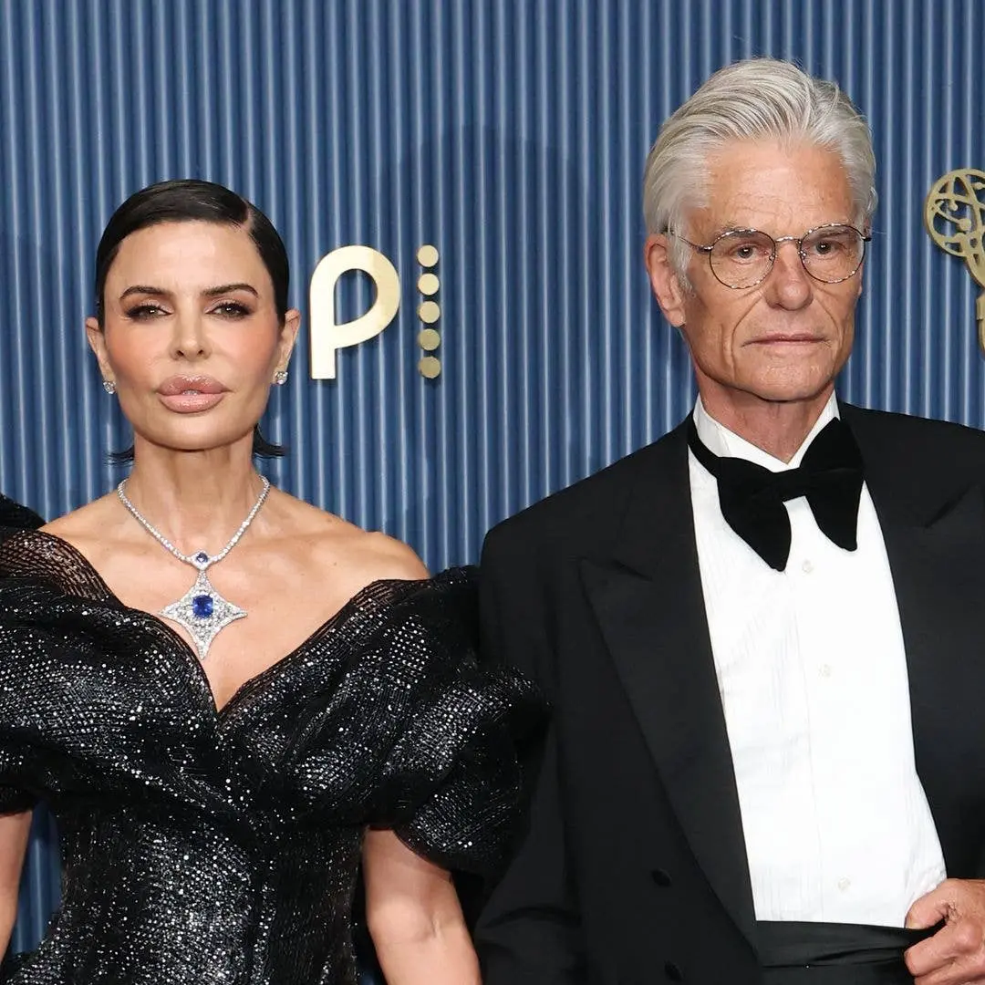 Lisa Rinna, Harry Hamlin, Kaley Cuoco e Tom Pelphrey tiveram momentos carinhosos no tapete vermelho dos Emmys de 2026. …